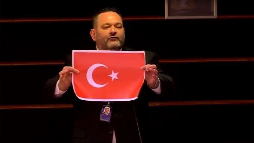 Avrupa Parlamentosu’ndan Türk bayrağını yırtan ırkçı Yunan vekil hakkında karar