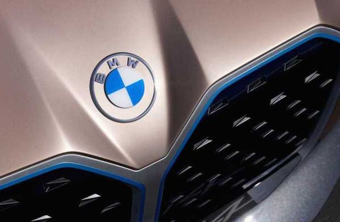 BMW , 1997 yılından beri kullanmış olduğu logosunu değiştirdi