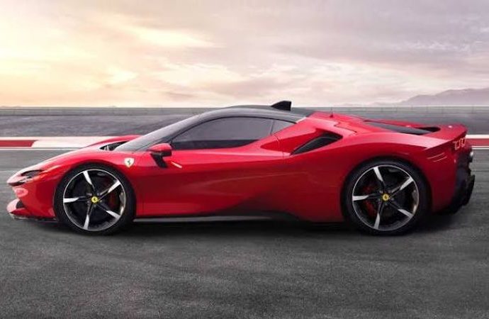 Ferrari üretimi durdurdu