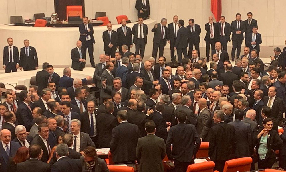 Meclis’te tekmeli, yumruklu kavga! AKP’li vekiller, CHP’li vekillere saldırdı