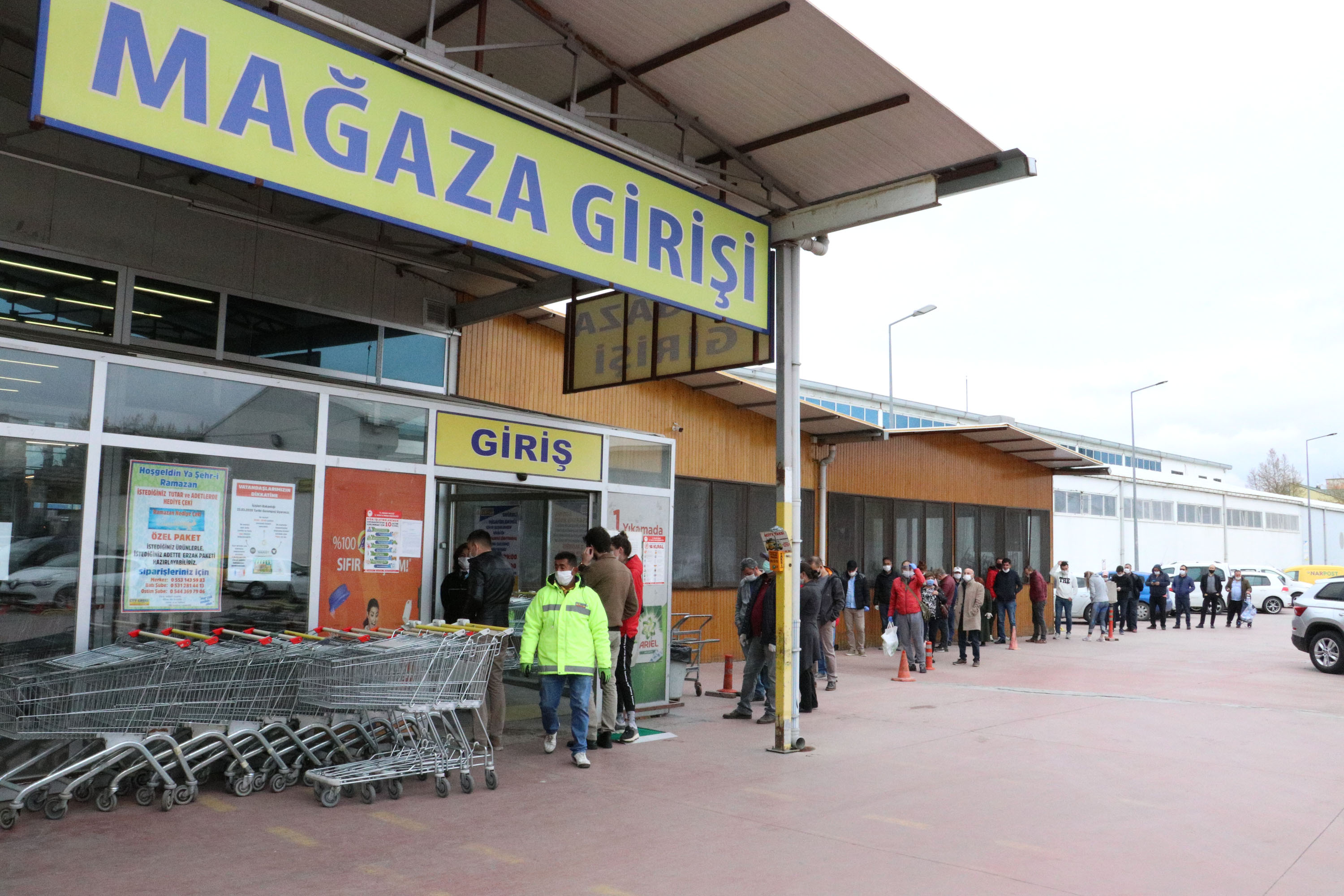 Ankara’da sokağa çıkma yasağı öncesi market ve pazarlarda yoğunluk