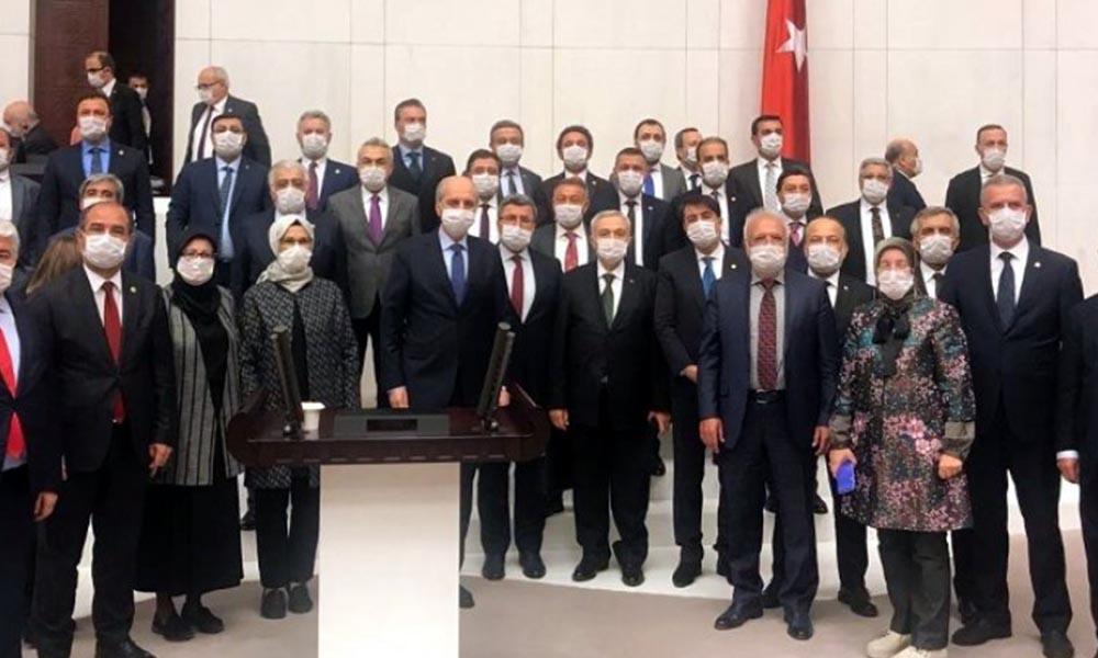 Koronavirüsü hiçe saydılar! AKP’li vekiller sosyal mesafeyi ihlal ettiler