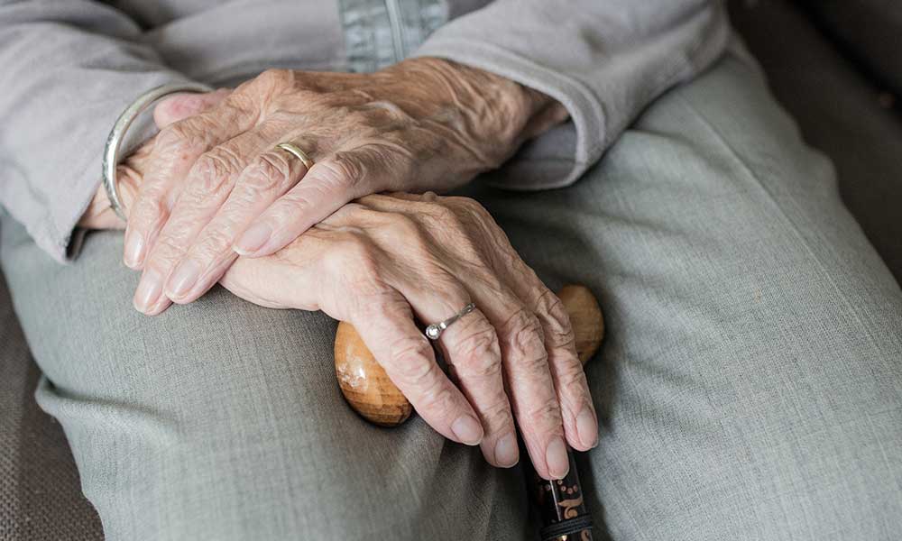 İki büyük savaş ve salgın gören 103 yaşındaki kadın koronavirüsü yendi