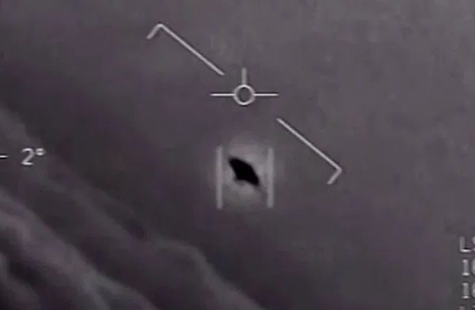 Pentagon ufoların yer aldığı iki video yayınladı