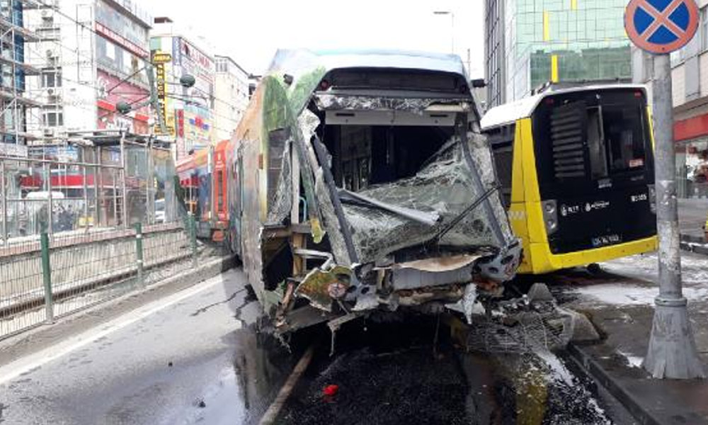 Sultangazi’de raydan çıkan tramvay otobüse çarptı