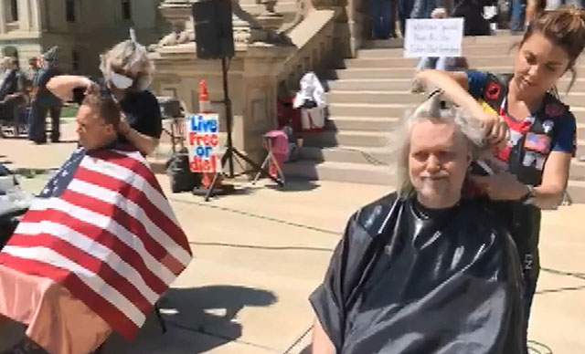 ABD’de valilik binası önünde ‘saç tıraşı’ protestosu