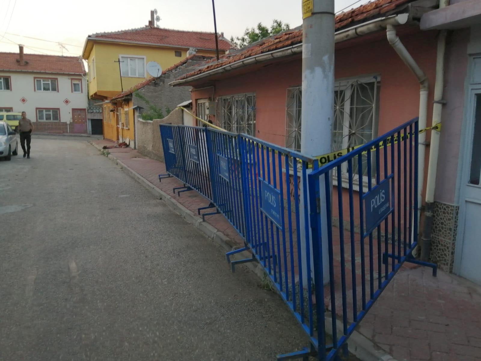 Eskişehir’de 4 kişilik ailenin yaşadığı ev karantinaya alındı
