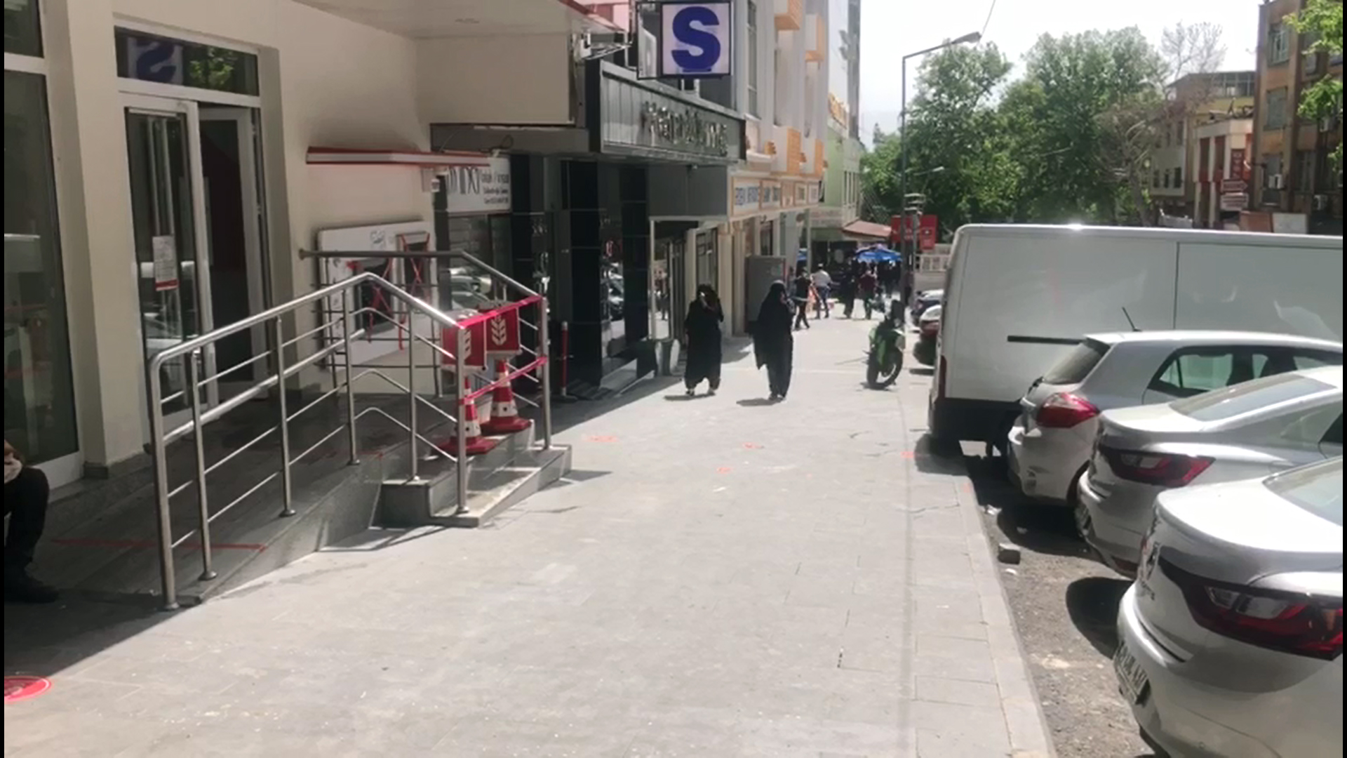 Koronavirüs şüphesi banka kapattırdı