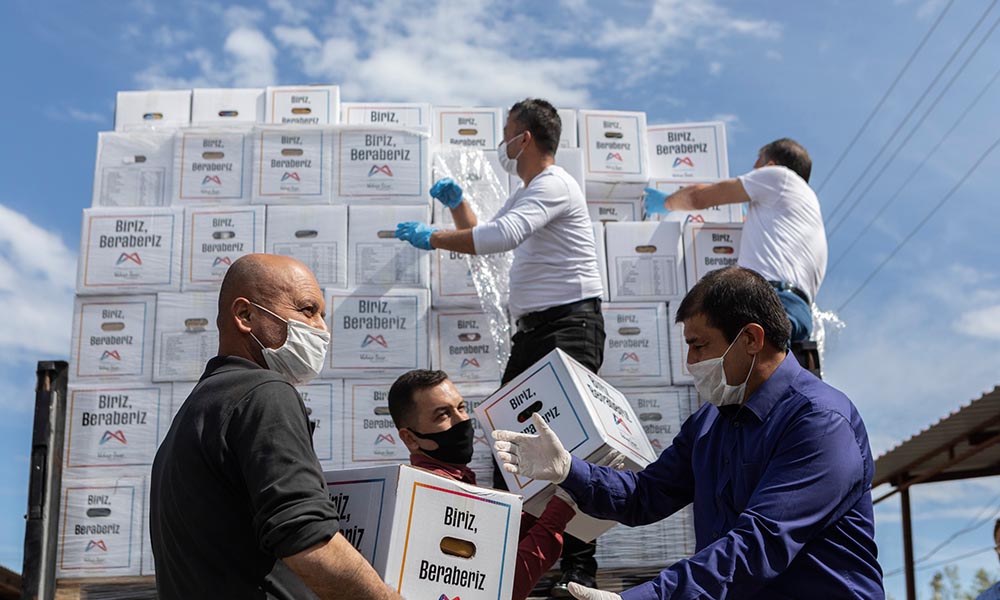 Mersin Büyükşehir’den esnafa 15 bin 500 gıda kolisi yardımı