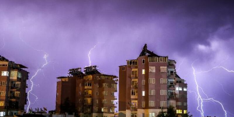 Antalya’da geceyi şimşekler aydınlattı
