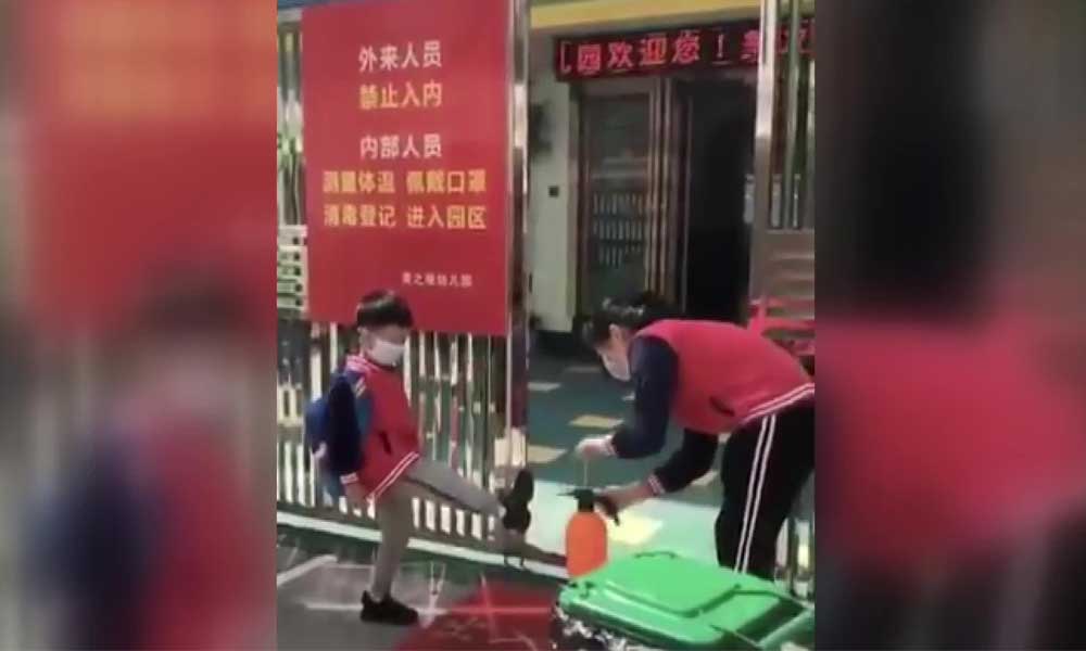 Çin’de okullar açıldı: Öğrencilerin kıyafetleri dezenfekte ediliyor