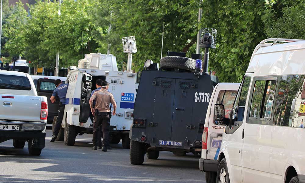 Diyarbakır’da silahlı saldırı: 1 polis şehit oldu