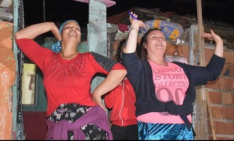 Romanlar Kakava’yı evlerinin önünde kutladı
