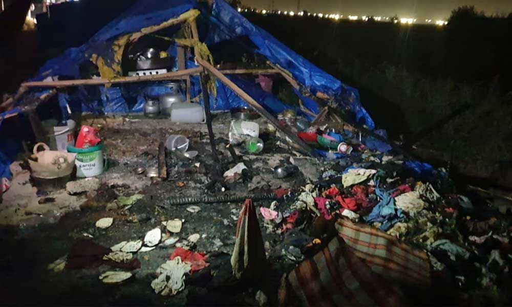 Tarım işçisi ailenin çadırı yandı