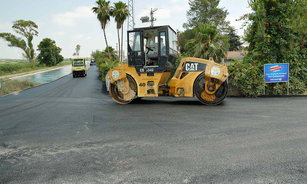 Büyükşehir, Adana’da asfaltsız yol bırakmamak için yoğun çalışıyor