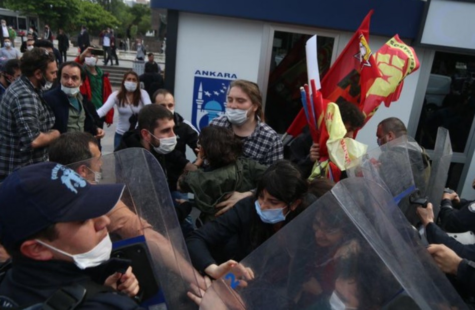 Ankara’da Gezi şehitlerini anmak isteyenler ters kelepçe ile gözaltına alındı
