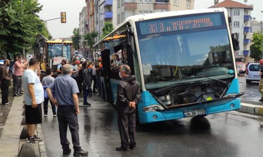 Bağcılar’da yol çöktü: Otobüsün lastiği çukura düştü