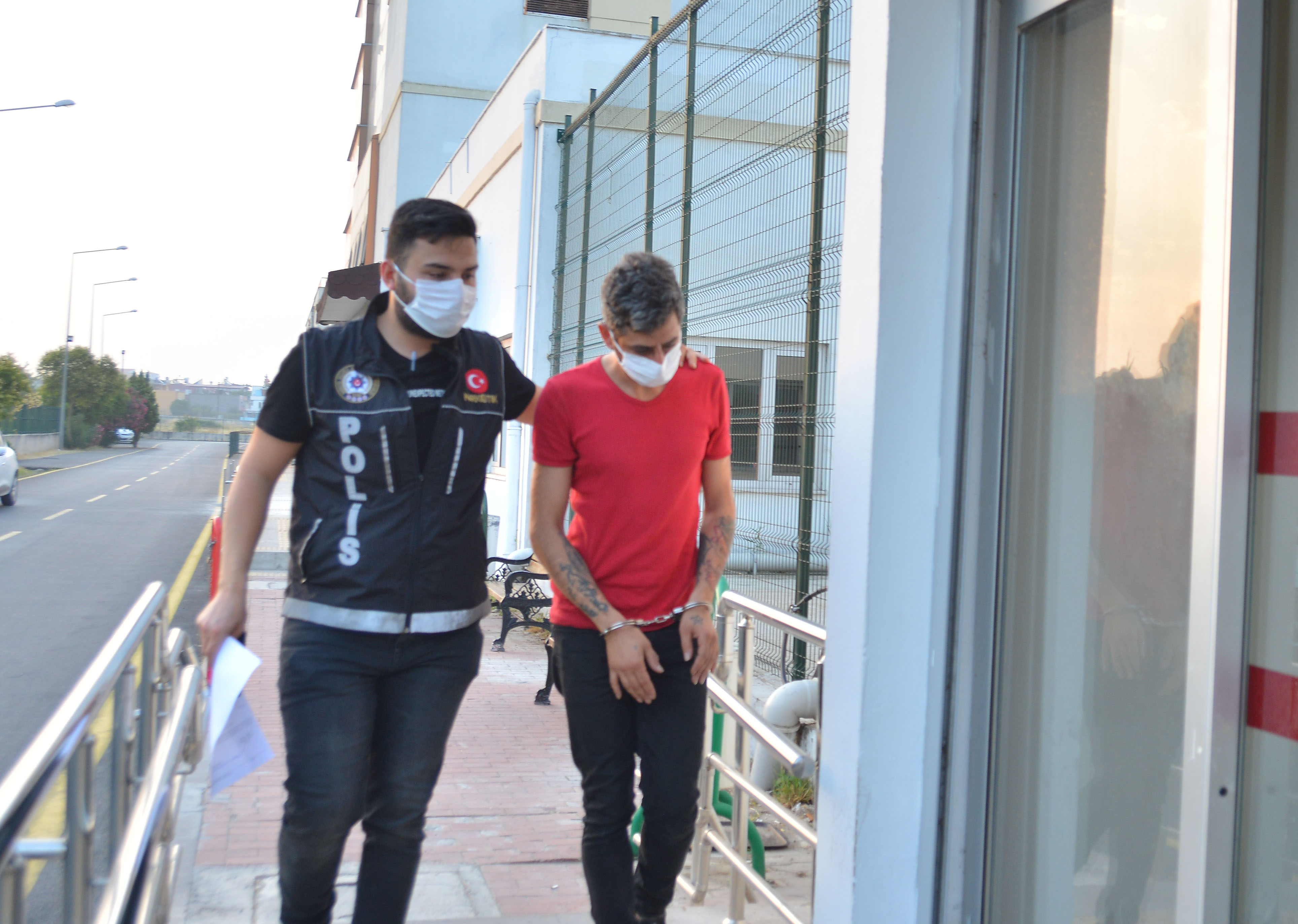 Adana’da uyuşturucu satıcılarına ‘şafak operasyonu’