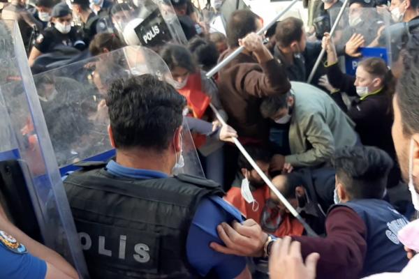 İstanbul’da polis şiddetine karşı protestoya polisten sert müdahale