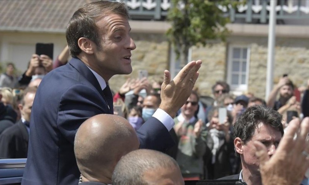 Fransa’da ‘Sol’un tarihi zaferi: Macron’un partisi hezimete uğradı