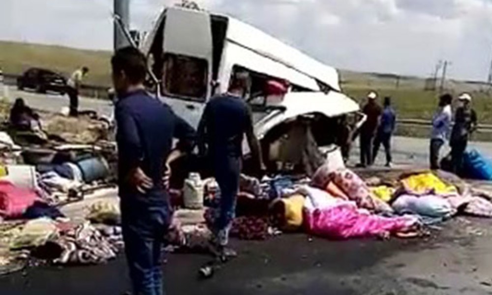 Tarım işçilerini taşıyan minibüs ile TIR çarpıştı: 6 ölü
