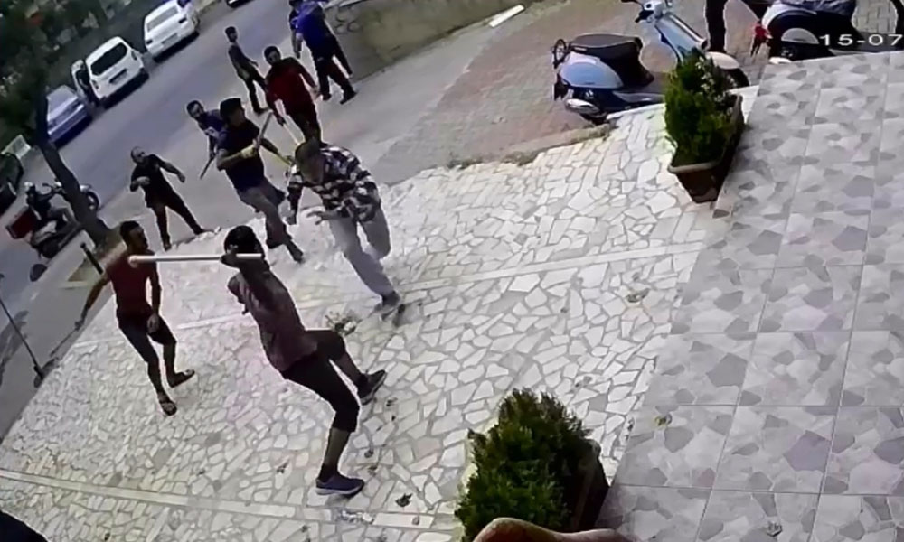 Kadıköy’de bıçaklı sopalı kavga! İşte o görüntüler…