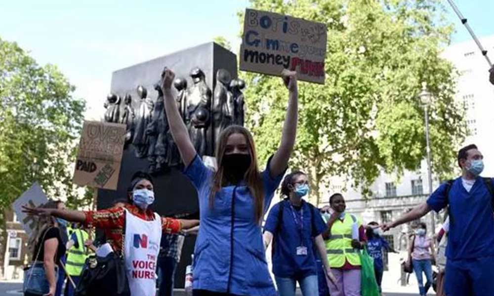 İngiliz sağlık çalışanları zam istiyor! 200 kadar insan protesto ediyor