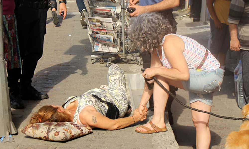 Beyoğlu İlçe Emniyet Müdürlüğü önünde kadına silahlı saldırı!