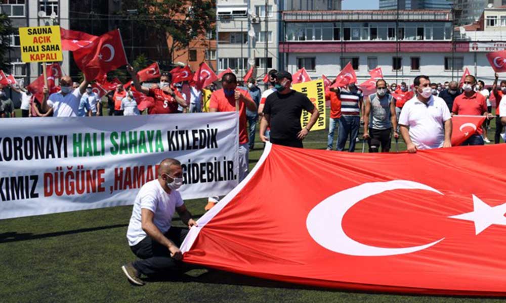 Halı sahalar açılsın diye Türk Bayrak’lı eylem yaptılar