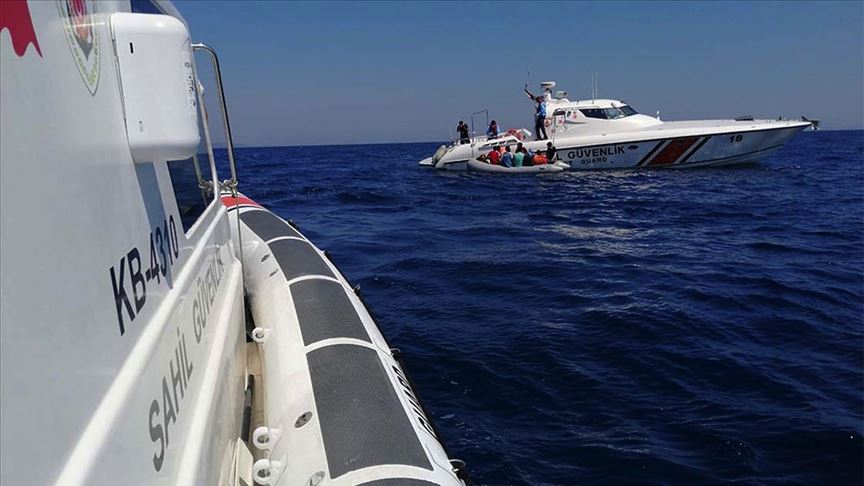 İzmir’de Türk kara sularına geri itilen 36 sığınmacı kurtarıldı