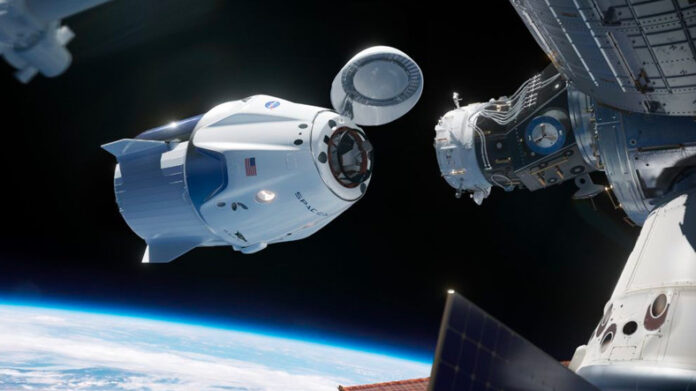 Crew Dragon uzaya turist taşıyacak