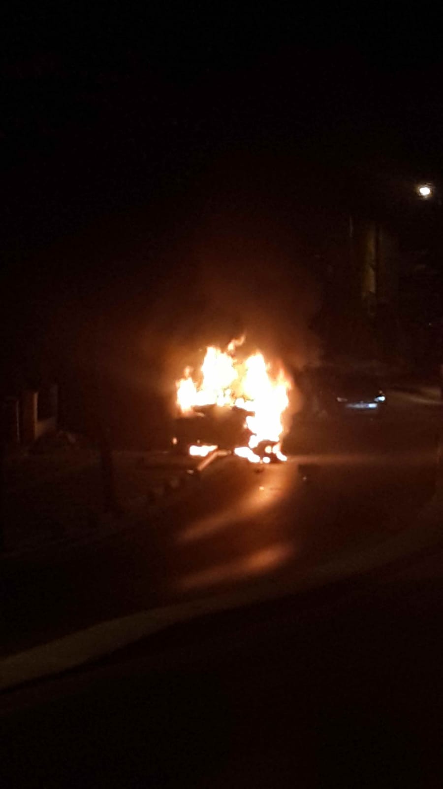 Üsküdar’da aydınlatma direğine çarpan otomobil alev alev yandı