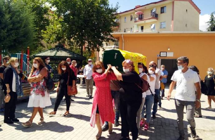 Eşinin öldürdüğü Süreyya Arlıcan toprağa verildi: Son notu ‘İstanbul Sözleşmesi yaşatır’ oldu