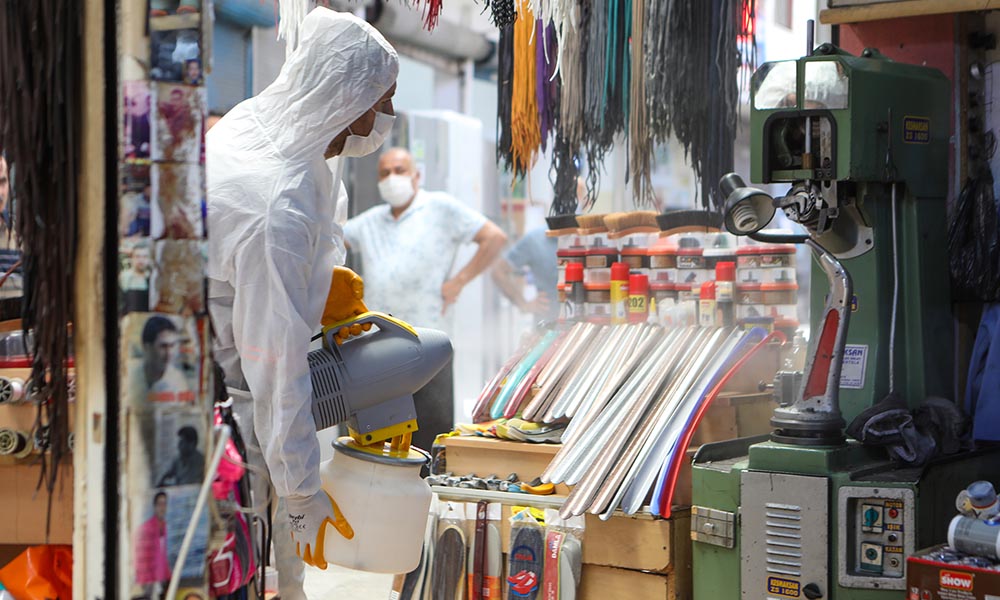 Tarihi Zafer Çarşısı’nda dükkanlar dezenfekte edildi