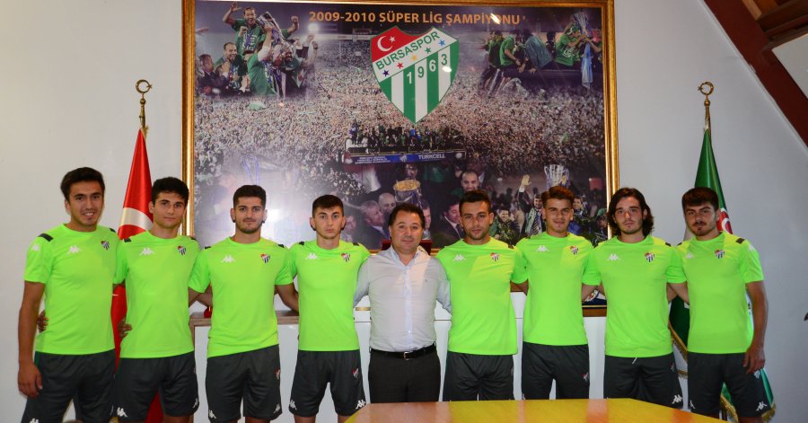 Bursaspor, 8 altyapı oyuncusuyla profesyonel sözleşme imzaladı