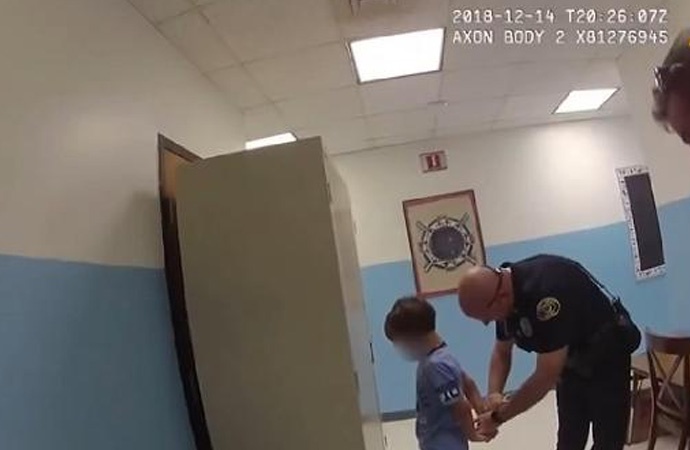 ABD polisinden 8 yaşındaki engelli çocuğu ters kelepçe