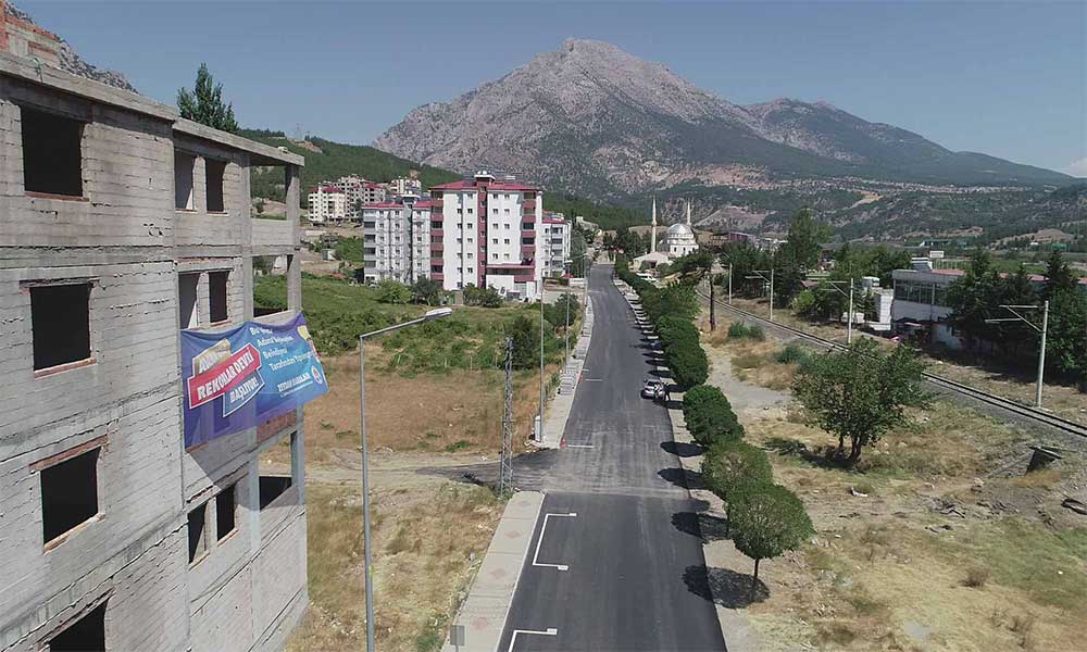 Adana Büyükşehir Belediyesi asfaltlama çalışmalarına aralıksız devam ediyor