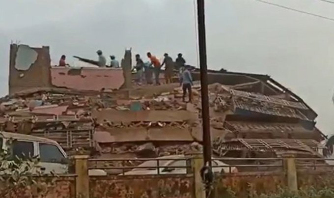 Hindistan’da bina çöktü: Çok sayıda kişi enkaz altında
