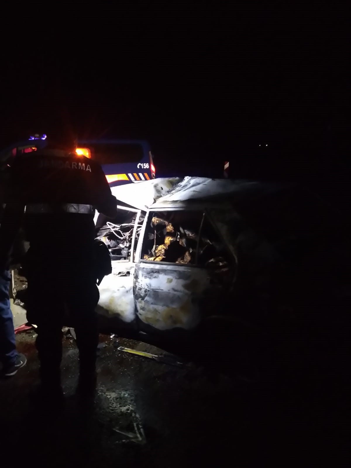 Tıra çarpan otomobil alev aldı: 3 kişi hayatını kaybetti!