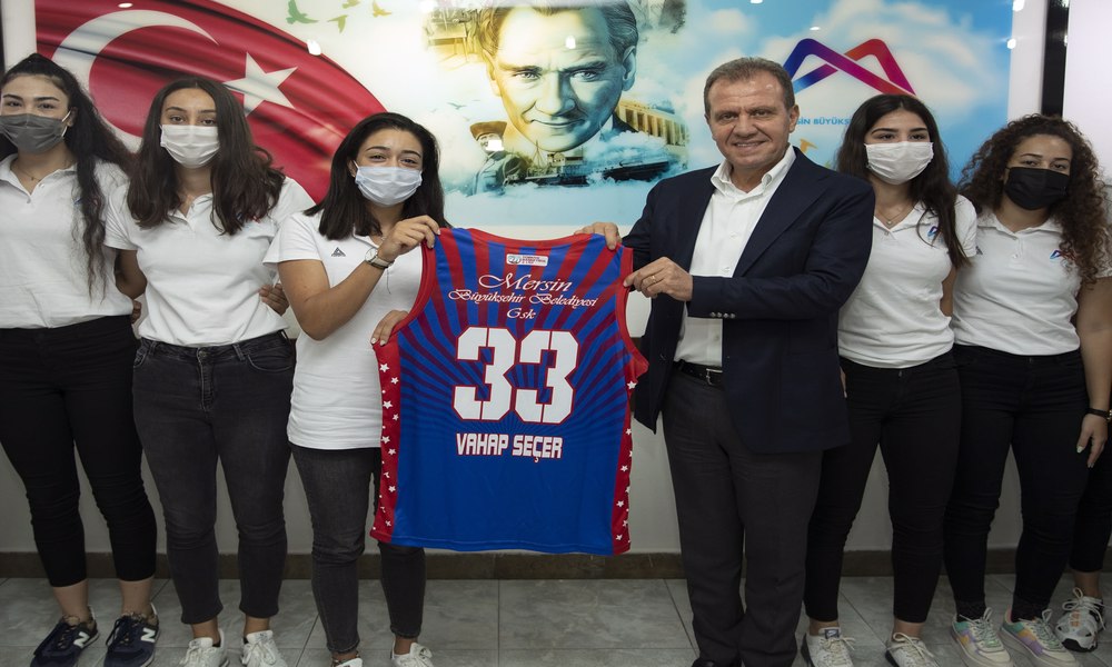 Başkan Seçer genç kadın sporcularla buluştu