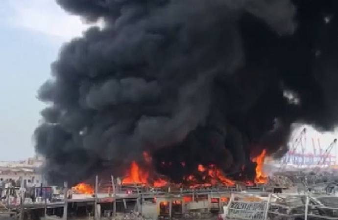 Yüzlerce kişinin hayatını kaybettiği patlamanın merkezi olan Beyrut Limanı’nda büyük yangın