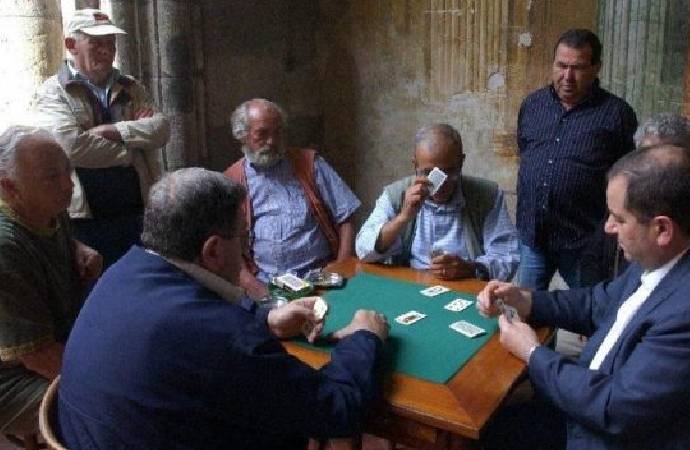Ahmet Hakan: Her oyunda gıcır kâğıda bizim kahveci Hüseyin’in ekonomik açıdan dayanma ihtimali sıfırdır