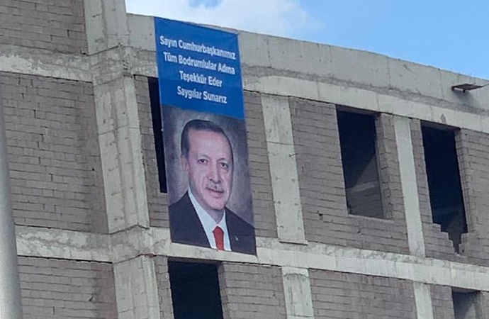 Tamamlanamayan hastane inşaatına Erdoğan pankartı asıldı