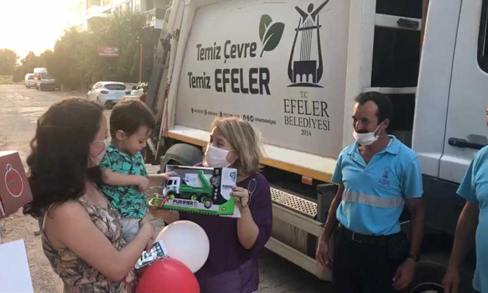 Efeler Belediyesi’nden minik Yaman’a çöp kamyonu hediyesi