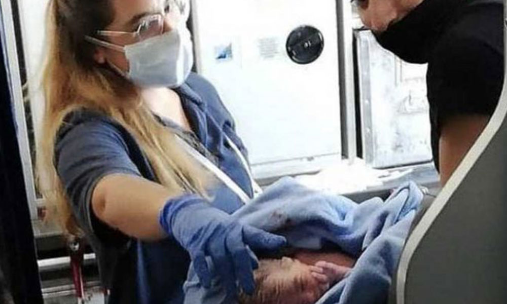 Uçuş sırasında doğan bebek ömür boyu ücretsiz bilet kazandı