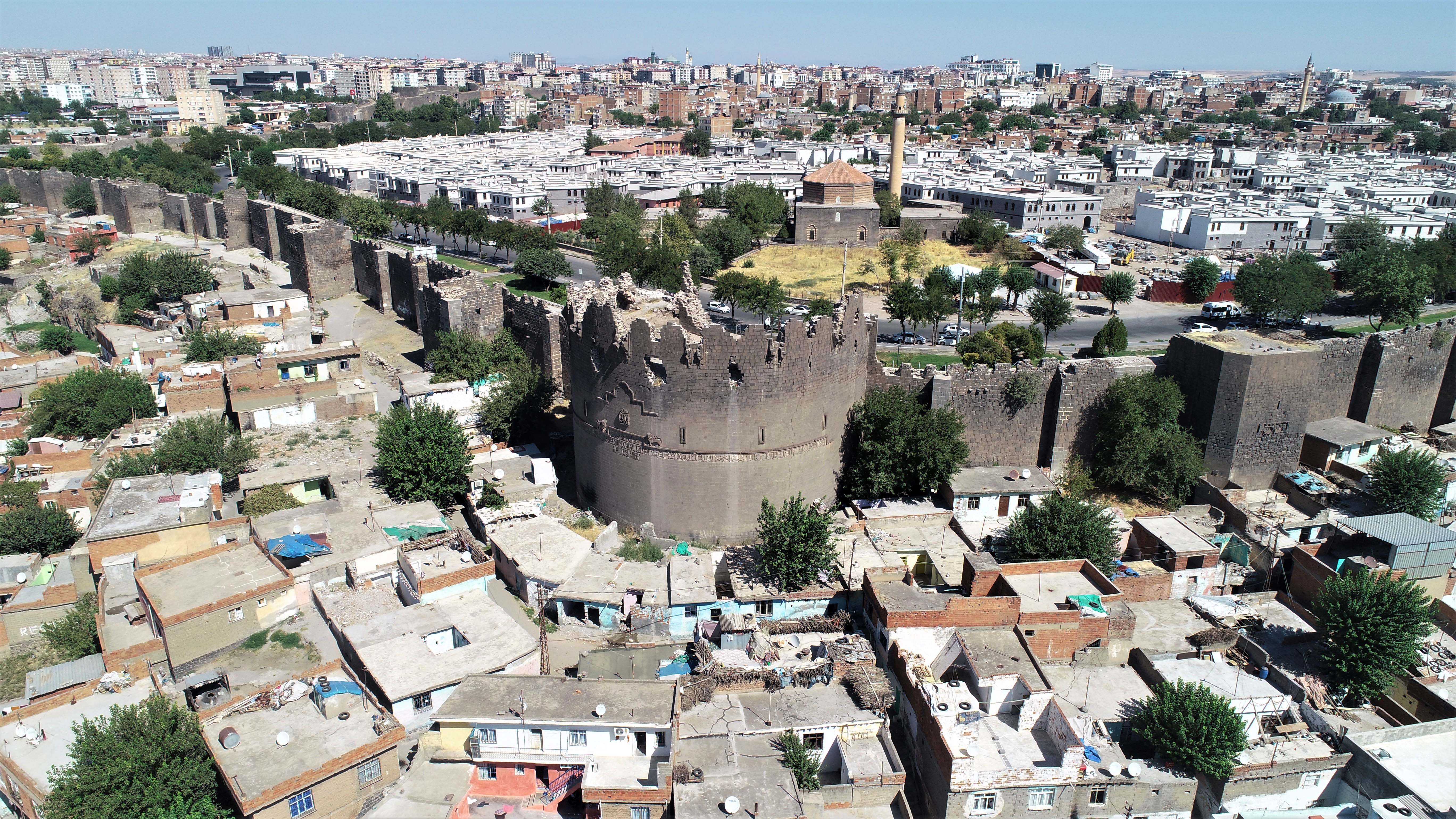 Diyarbakır surlarında Orta Çağ’a ait insan iskeletleri bulundu