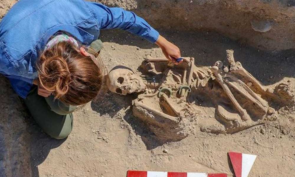 Takılarıyla gömülmüş bir Urartu kadınına ait mezar bulundu