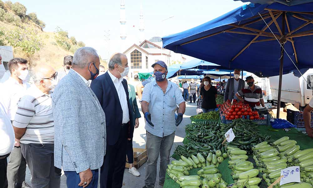 Başkan Türkyılmaz’dan cuma pazarına ziyaret