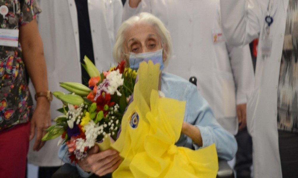94 yaşındaki emekli hemşire koronavirüsü yendi