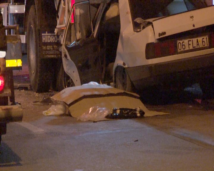 Ankara’da otomobil, çöp kamyonuna ok gibi saplandı: Bir ölü